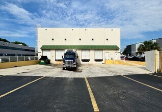 3555-3569 NW 53rd Ct, Fort Lauderdale, FL à louer Photo de l’immeuble– Image 2 sur 5