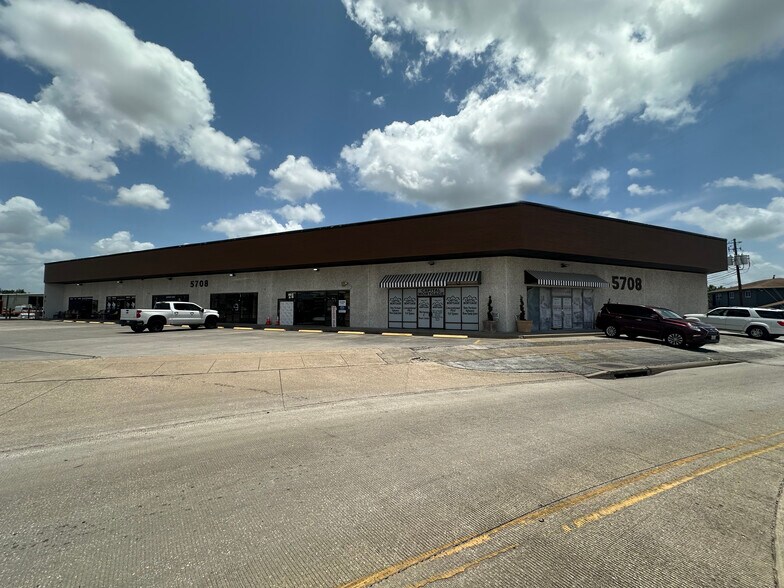 5708 N Shepherd Dr, Houston, TX à louer - Photo de l’immeuble – Image 3 sur 45