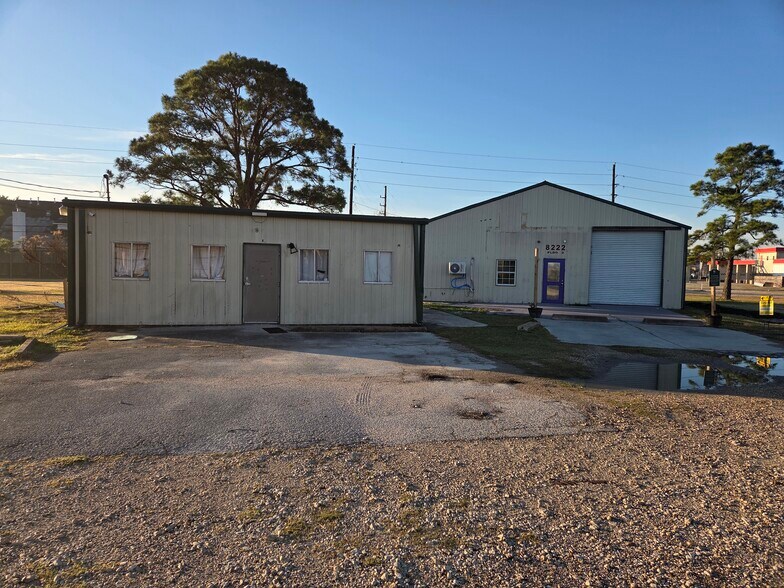 8222 N Highway 146, Baytown, TX à louer - Photo de l’immeuble – Image 1 sur 4