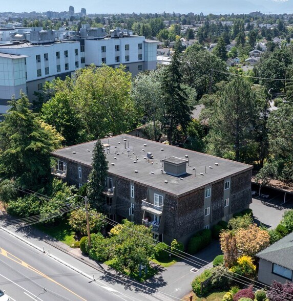 3824 Carey Rd, Victoria, BC à vendre - Photo principale – Image 1 sur 3