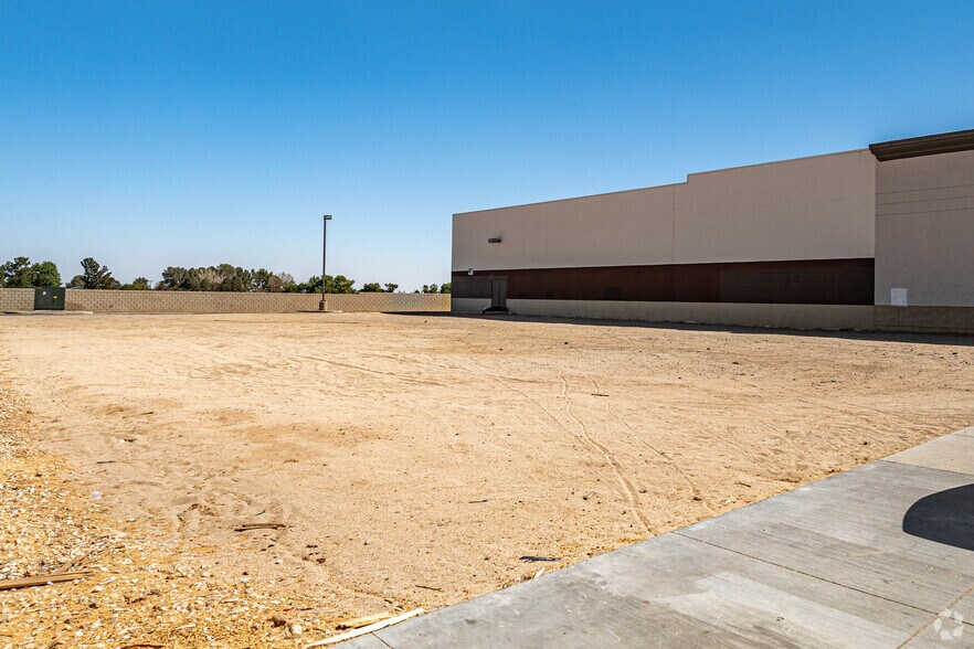 4105 W Avenue L, Lancaster, CA à louer - Photo de l’immeuble – Image 2 sur 5