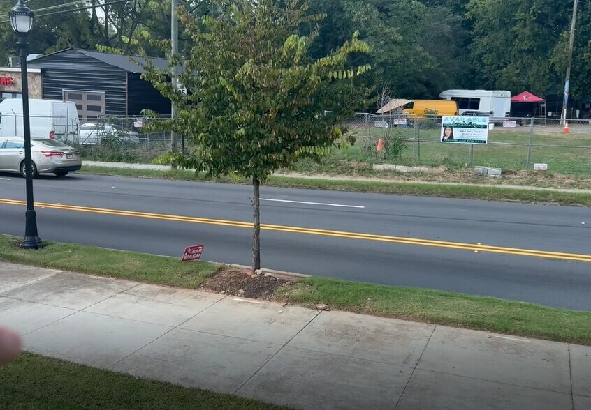 University Avenue Mixed-Use Assemblage portefeuille de 4 biens à vendre sur LoopNet.fr - Vidéo sur l’annonce professionnelle – Image 2 sur 13