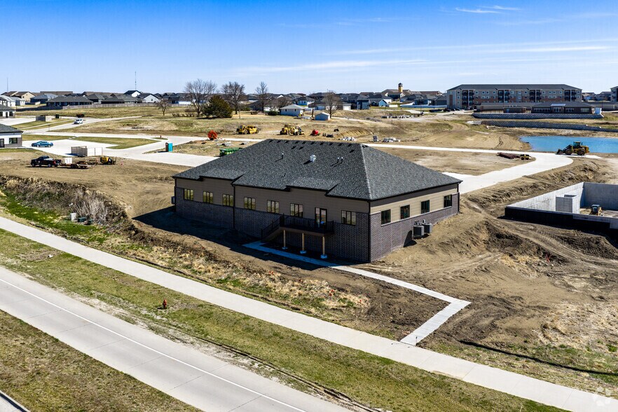7410 Suncrest Dr, Lincoln, NE à vendre - Photo de l’immeuble – Image 2 sur 4