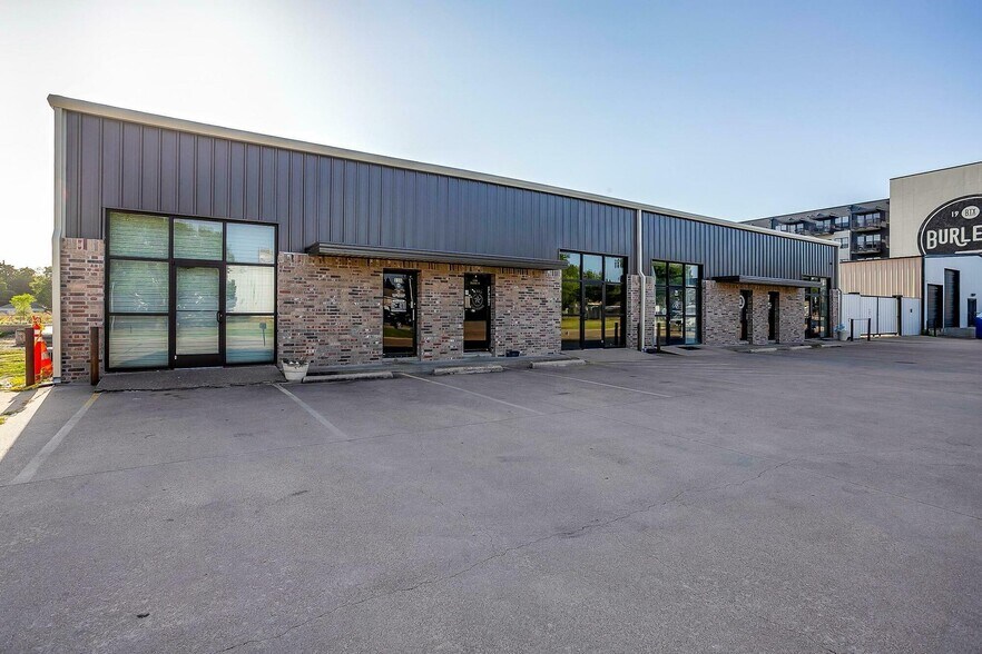 138 N Wilson St, Burleson, TX à louer - Photo de l’immeuble – Image 2 sur 3