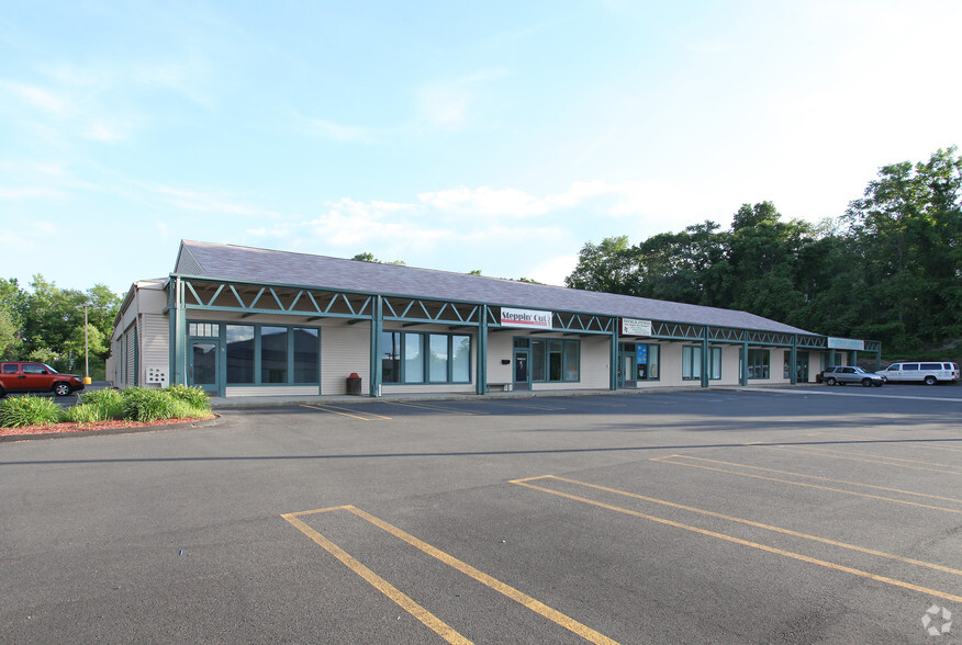 251 W Main St, Branford, CT à louer - Photo de l’immeuble – Image 2 sur 2