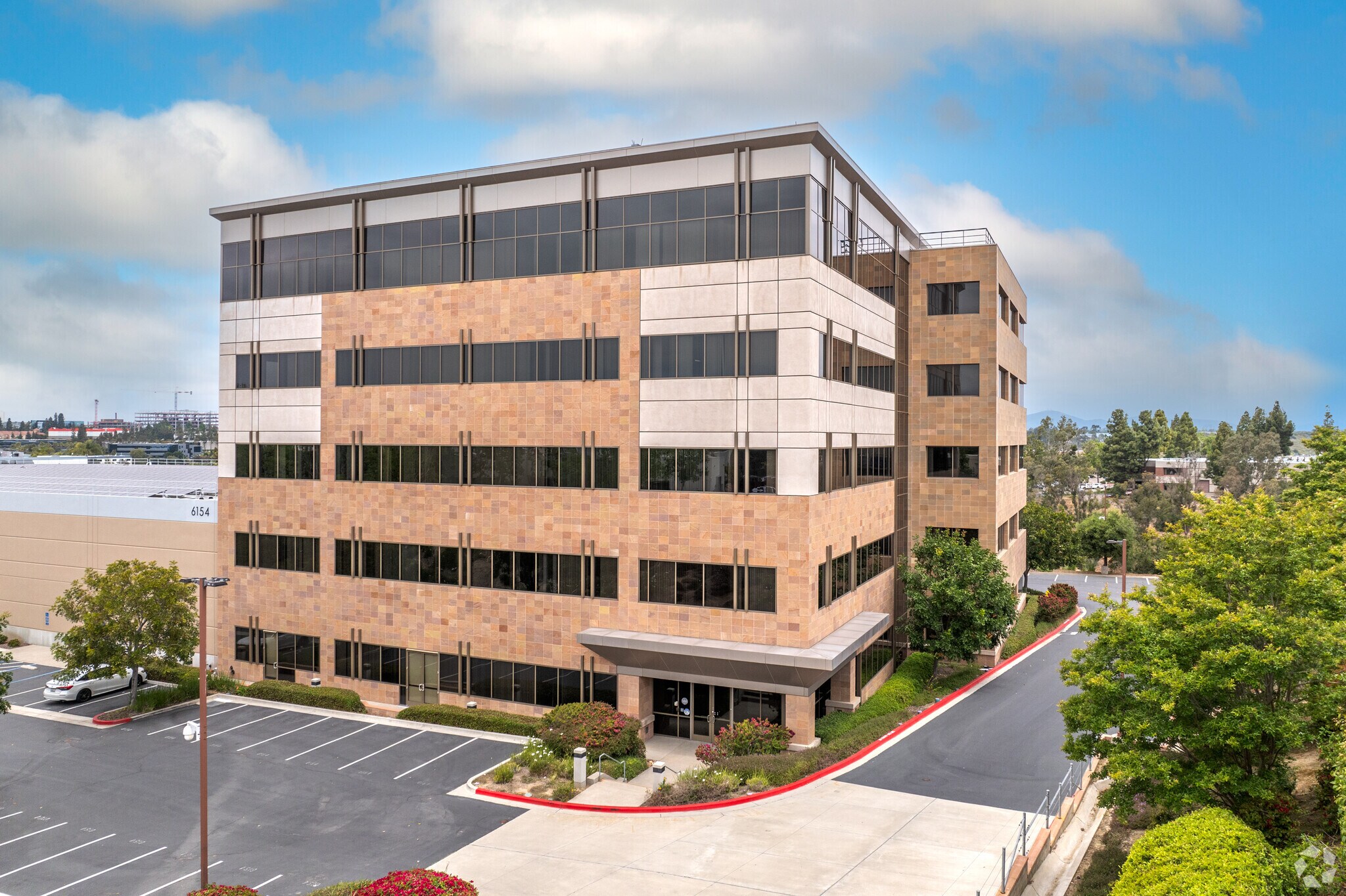 6154 Nancy Ridge Dr, San Diego, CA à louer Photo principale– Image 1 sur 10