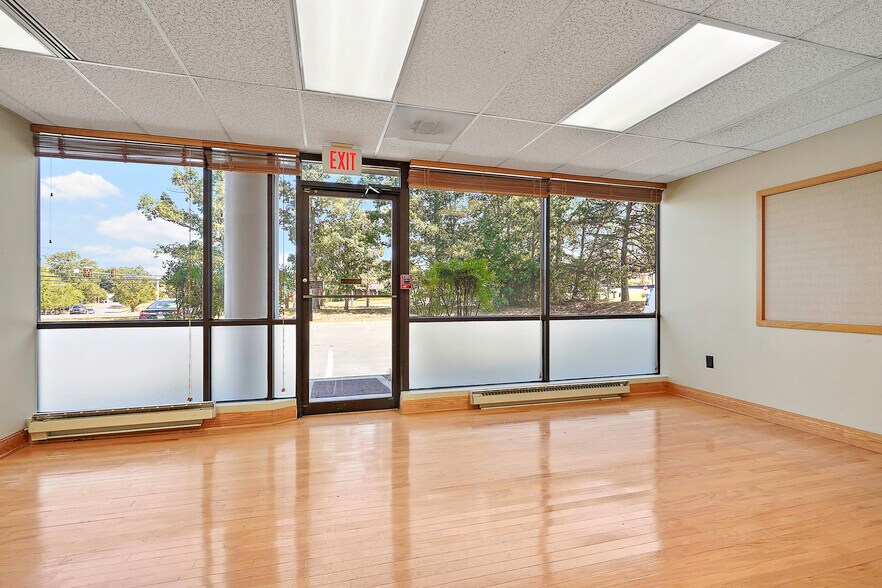 131 Elden St, Herndon, VA à vendre - Photo de l’immeuble – Image 2 sur 30