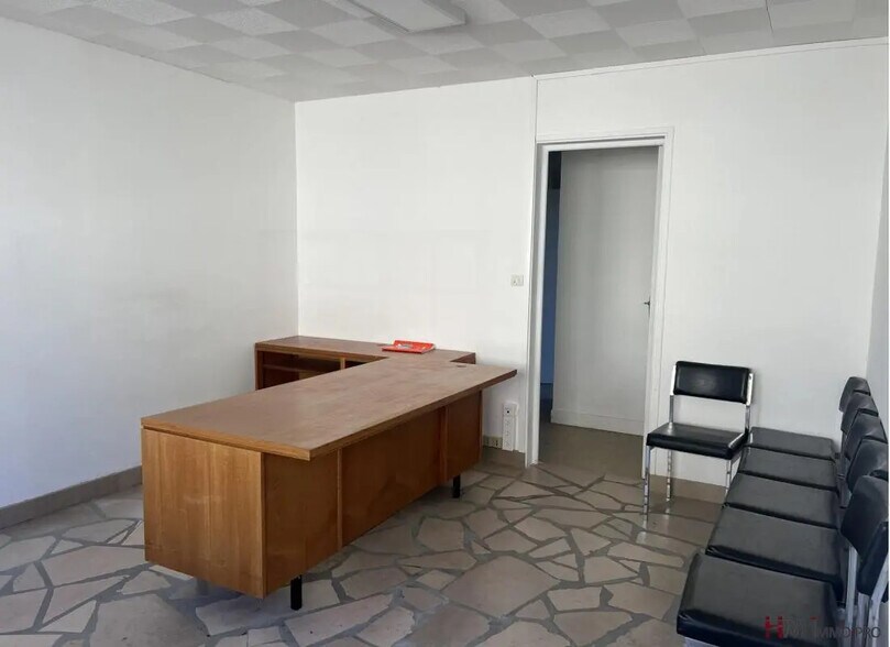 Local d’activités dans Caudebec-lès-Elbeuf à louer - Photo de l’immeuble – Image 3 sur 5