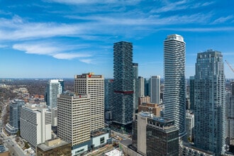 2 Eglinton Av E, Toronto, ON - VUE AÉRIENNE  vue de carte