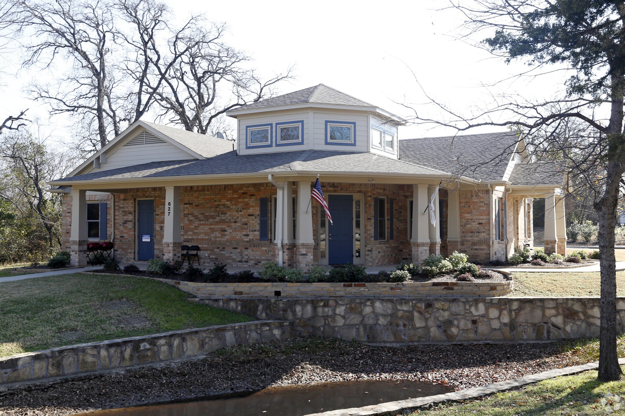 627 W College St, Grapevine, TX à louer Photo principale– Image 1 sur 9