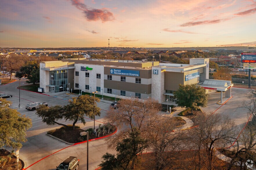 8230 N Loop 1604 Fwy W, San Antonio, TX à louer - Photo de l’immeuble – Image 2 sur 6