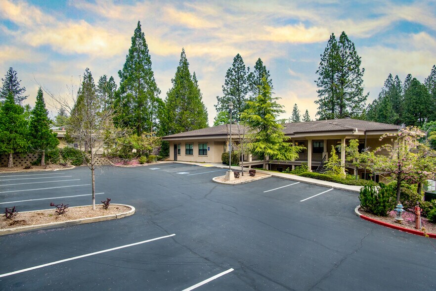 380 Sierra College Dr, Grass Valley, CA à louer - Photo de l’immeuble – Image 2 sur 9