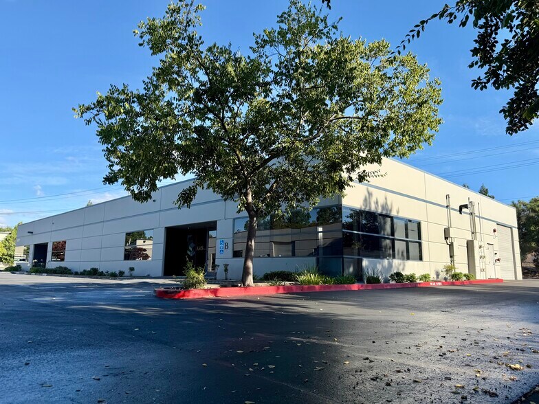 1063 Serpentine Ln, Pleasanton, CA à louer - Photo de l’immeuble – Image 1 sur 9