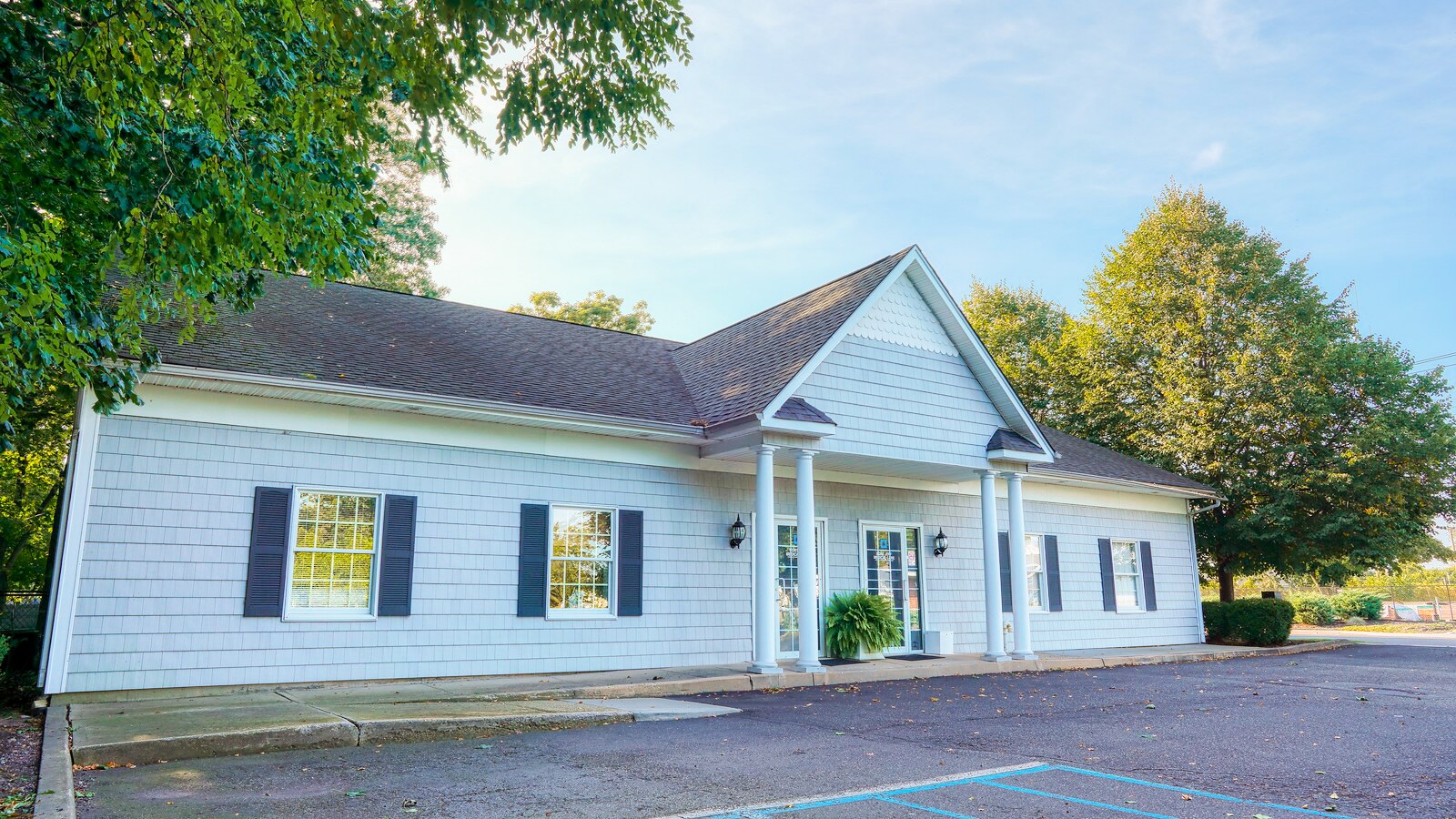 410 Hallock Ave, Port Jefferson Station, NY à louer Photo de l’immeuble– Image 1 sur 5