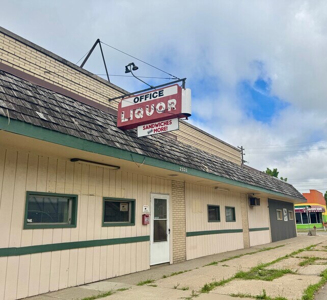 2321 N Michigan Ave, Saginaw, MI à vendre - Photo principale – Image 1 sur 12