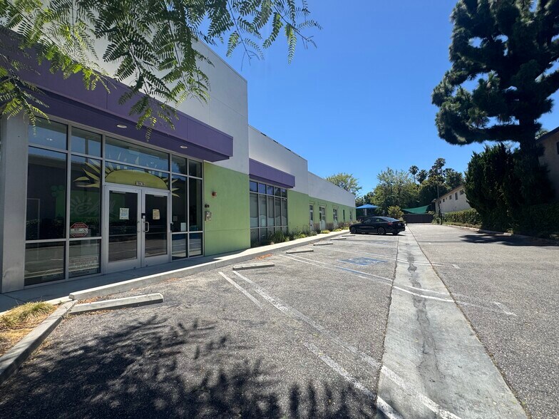 19436 Ventura Blvd, Tarzana, CA à louer - Photo de l’immeuble – Image 2 sur 16