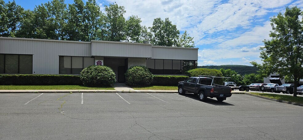 12 Cheryl Dr, Canton, CT à louer - Photo de l’immeuble – Image 2 sur 4