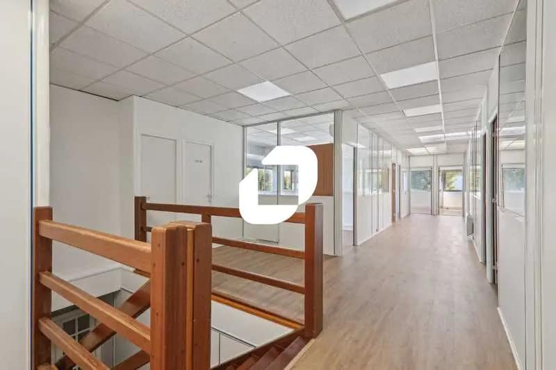 13 Avenue Des 3 Peuples, Montigny-le-Bretonneux à louer - Photo de l’immeuble – Image 2 sur 14
