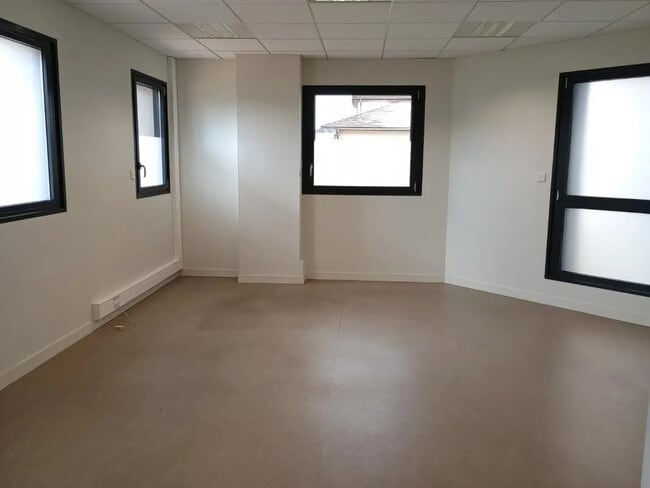 Plus de détails pour 9 Place De L'Europe, Lentilly - Bureau à vendre