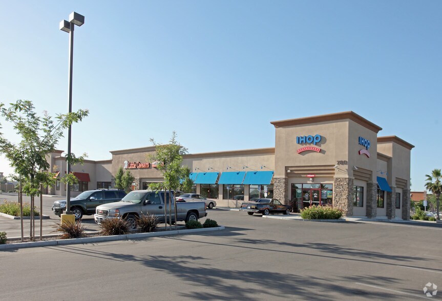 780 W El Monte Way, Dinuba, CA à louer - Photo de l’immeuble – Image 2 sur 5