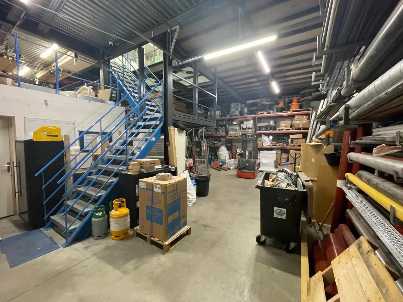 Local d'activités dans SAINT-OUEN-L'AUMONE à vendre Photo intérieure– Image 1 sur 11