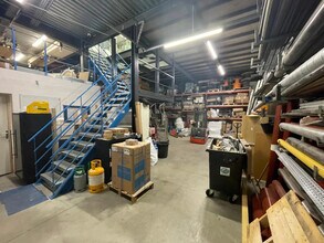 Local d'activités dans SAINT-OUEN-L'AUMONE à vendre Photo intérieure– Image 1 sur 11