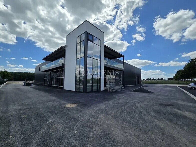 Local d’activités dans Villeneuve-sous-Dammartin à louer - Photo de l’immeuble – Image 1 sur 11
