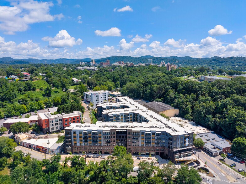 146 Roberts St, Asheville, NC à louer - Photo de l’immeuble – Image 3 sur 9