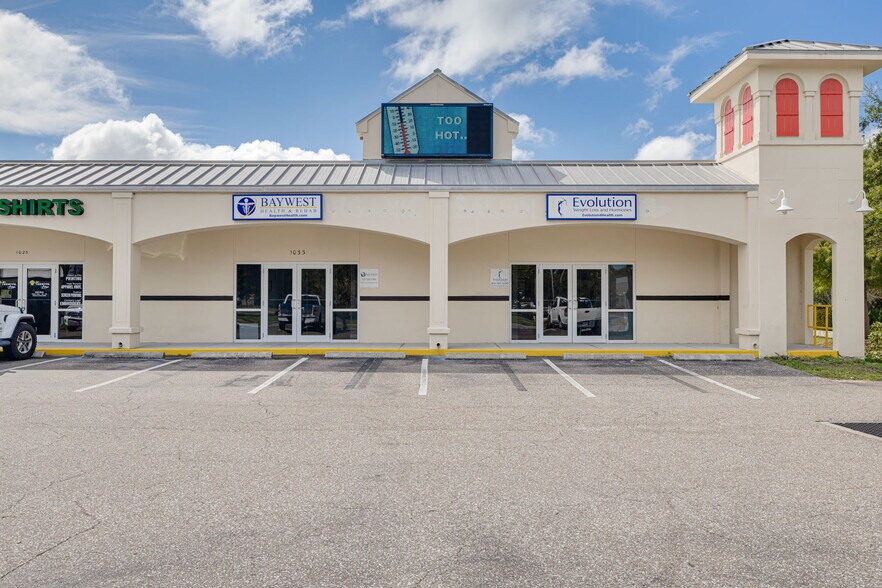 1015-1033 W Bay Dr, Largo, FL à louer - Photo de l’immeuble – Image 2 sur 35