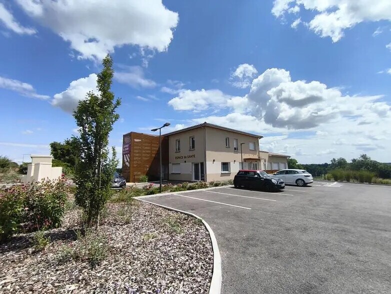 Bureaux/Médical dans Saint-Cyr-sur-Menthon à louer - Photo de l’immeuble – Image 1 sur 7