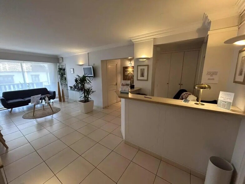 Bureau dans Cagnes-sur-Mer à louer - Photo de l’immeuble – Image 2 sur 7