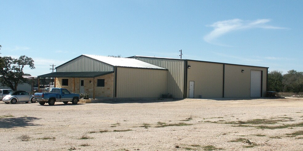 951 N Hwy 183, Liberty Hill, TX à louer - Photo de l’immeuble – Image 1 sur 22