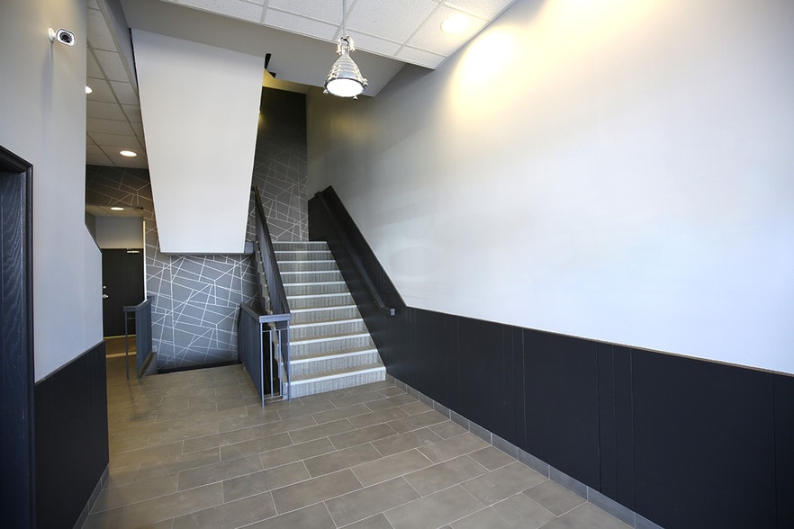 1725 10th Ave SW, Calgary, AB à louer - Photo intérieure – Image 2 sur 2