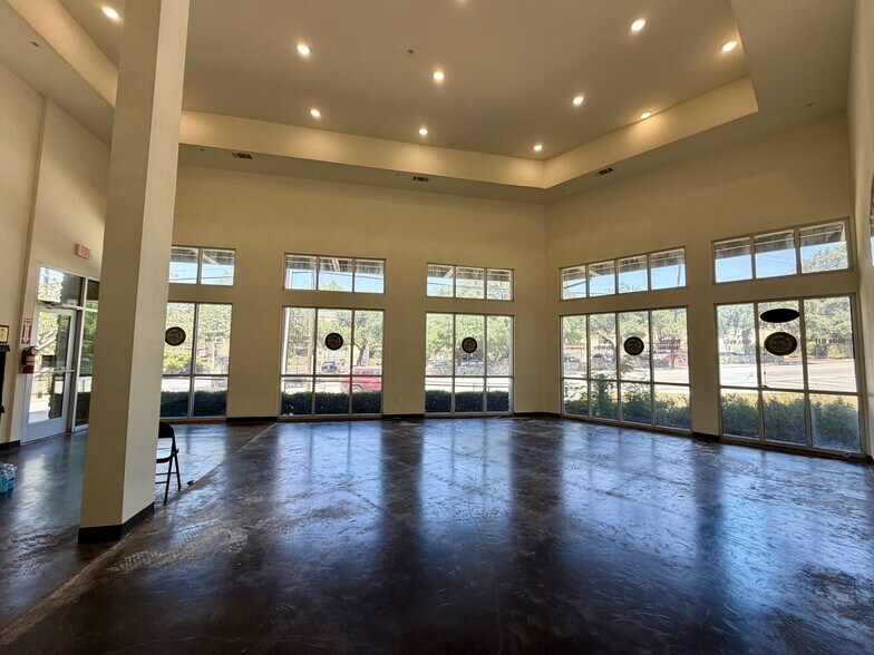 3230 Hillcrest Dr, Balcones Heights, TX à louer - Photo de l’immeuble – Image 2 sur 10