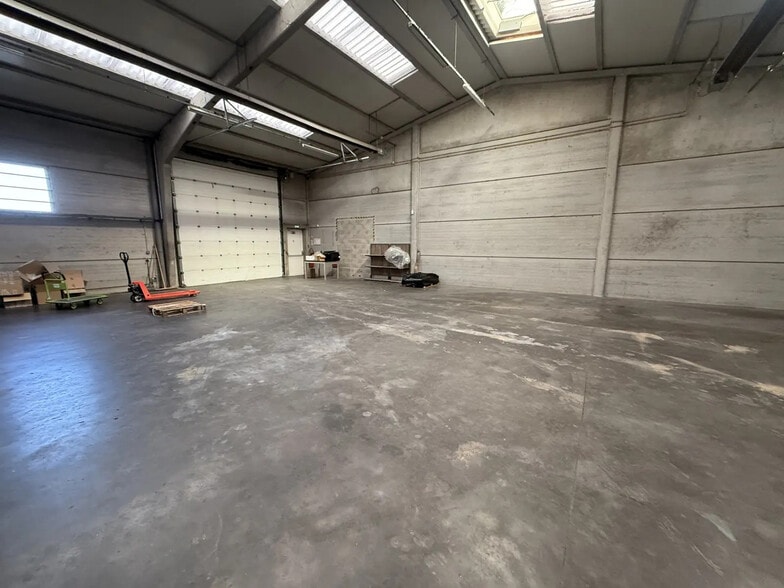 Local d’activités dans Ennery à louer - Photo intérieure – Image 1 sur 9