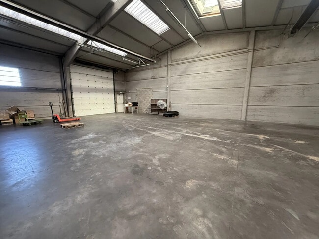 Plus de détails pour Local d'activités à louer