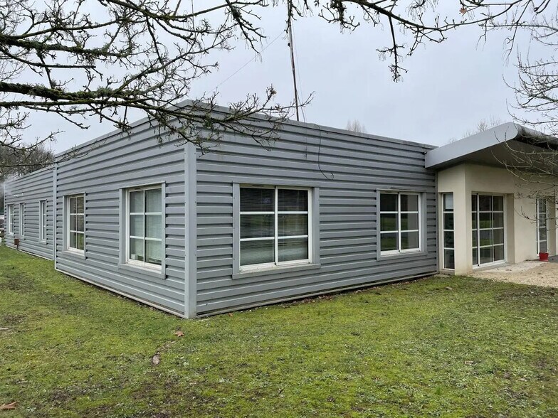 Local d'activités dans Dourdan à vendre - Photo de l’immeuble – Image 3 sur 7