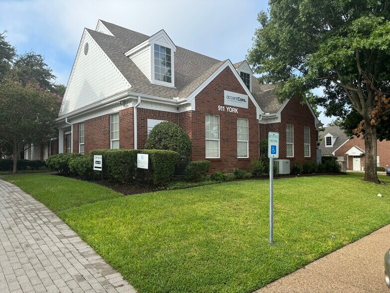 911 York Dr, DeSoto, TX à vendre - Photo de l’immeuble – Image 1 sur 8