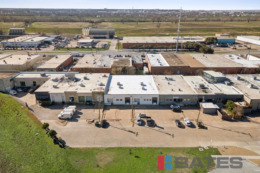 2315 Farrington St, Dallas, TX à louer - Photo de l’immeuble – Image 3 sur 11
