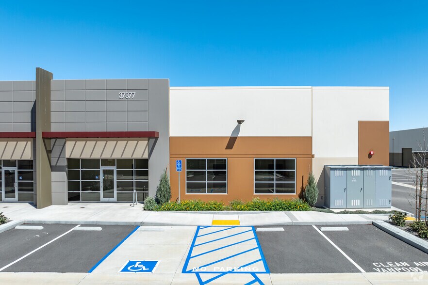 37371 Industry Way, Murrieta, CA à louer - Photo de l’immeuble – Image 2 sur 14