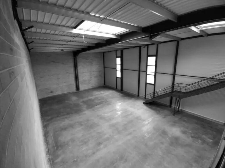 Local d'activités dans Eslettes à vendre - Photo de l’immeuble – Image 2 sur 4