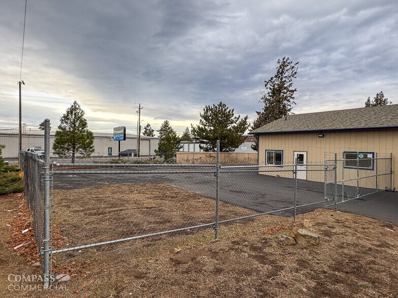 902 SE Textron Dr, Bend, OR à louer - Photo de l’immeuble – Image 3 sur 10