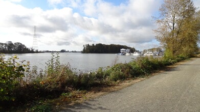 6651 Fraserwood Pl, Richmond, BC à louer Photo de l’immeuble– Image 2 sur 6