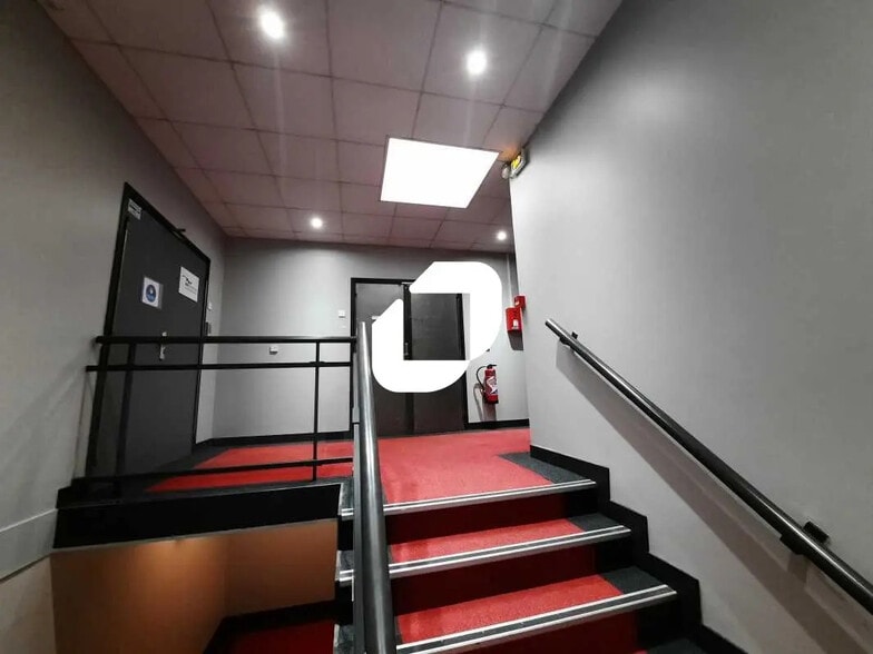 Local d’activités dans Villebon-sur-Yvette à louer - Photo de l’immeuble – Image 2 sur 19