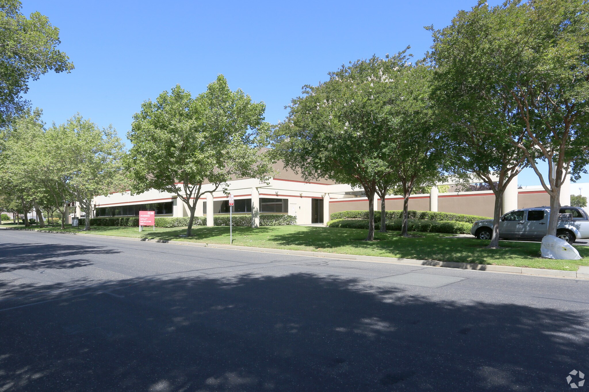 2350 S Watney Way, Fairfield, CA à louer Photo principale– Image 1 sur 12