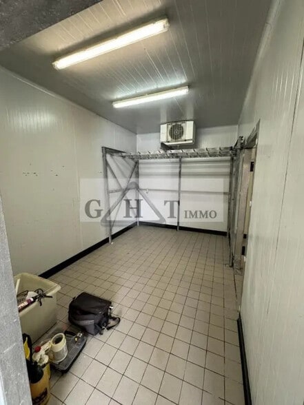 Industriel/Logistique dans Villeneuve-le-Roi à vendre - Photo de l’immeuble – Image 3 sur 7