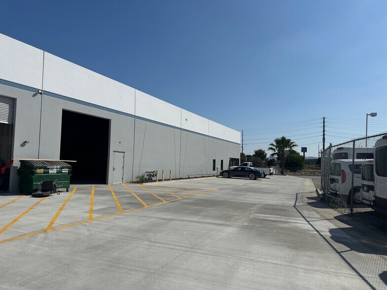 1163 W Pomona Rd, Corona, CA à louer - Photo de l’immeuble – Image 2 sur 5