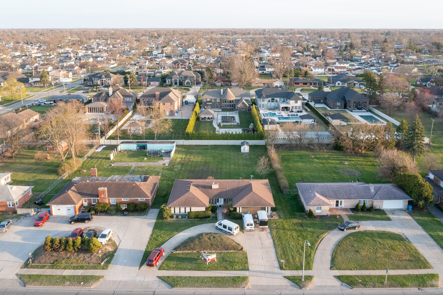 27105 Ford Rd, Dearborn Heights, MI à vendre - Photo de l’immeuble – Image 2 sur 27