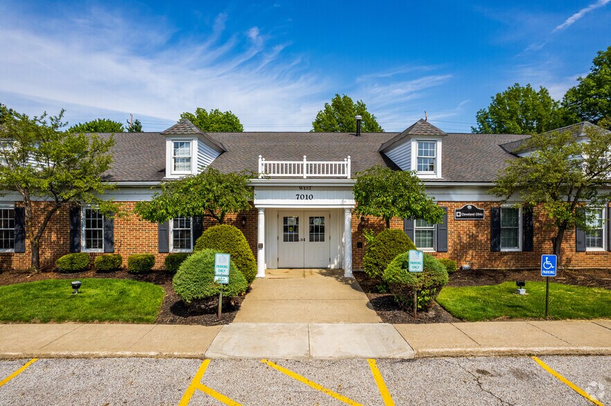 7010 Engle Rd, Middleburg Heights, OH à louer - Photo de l’immeuble – Image 3 sur 16