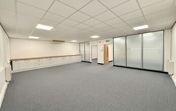 Unit 8A Bassett Court, Loake Close, Grange Park, Northampton à louer Photo intérieure– Image 2 sur 2